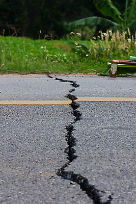 포토 JPG 해외이미지 도로 길 선 곡선 자동차 태국 자연 사람없음 환경 손상 흰색 떨어짐 미끄러짐 위험 아스팔트 땅 사인 신호 먼지 분열 내추럴 깨짐 루트 재앙 지진 해외202004 해외포토 아시아 육상교통 컬러 컨셉 교통시설 모션 자연재해 생태계 파일형식 이미지허브