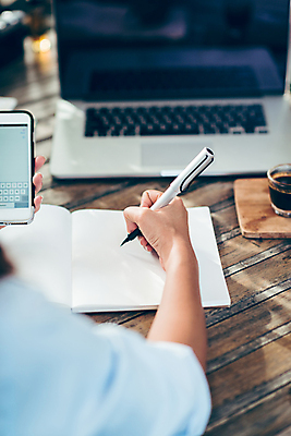 포토 JPG 해외이미지 손 아시아 종이 커피 음료 인터넷 탁자 아침 휴식 한명 야외 목재 책 컵 스마트폰 연필 펜 갈색 식당 숟가락 카페 머그컵 신선 시간 뜨거움 기자 아침식사 널 연결 작가 오브젝트 아로마 에스프레소 단절 무료 카페인 회계사 스타일 해외202004 해외포토 주간 나무 직업 1 식기 나라 컬러 가구 컨셉 재료 학용품 수저 사람 신체부위 핸드폰 스마트기기 필기구 상점 식사 파일형식 이미지허브