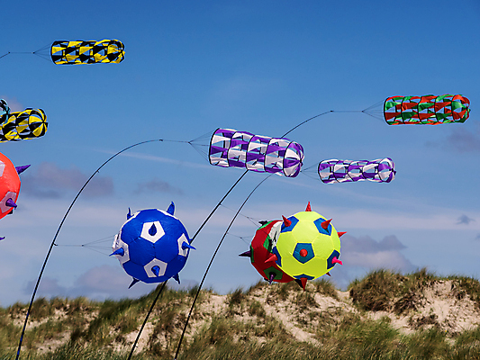 포토 JPG 해외이미지 줄 패턴 놀이 하늘 바람 덴마크 사람없음 야외 파란색 컬러풀 장난감 맑음 기쁨 연 꼬리 해외202004 해외포토 자연요소 감정 컬러 무늬 날씨 북유럽 놀이용품 파일형식 이미지허브