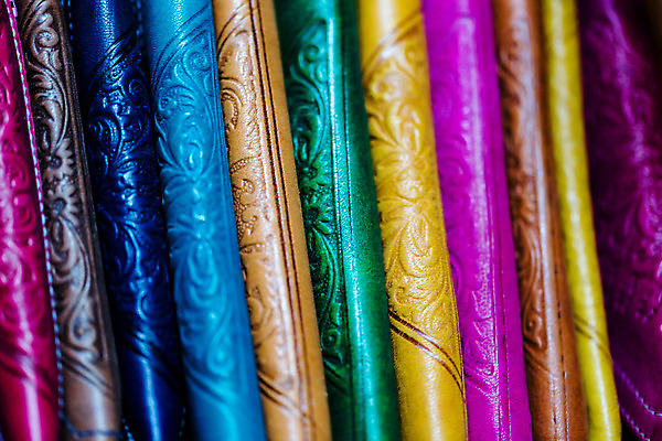 포토 JPG 해외이미지 옷 백그라운드 무지개 패턴 추상 선반 이스탄불 사람없음 장식 컬러풀 유행 상점 검은색 목도리 여러개 활발 덮개 흰색 직물 발표 시장 가죽 실크 두루마리 수집 제비꽃 질감 내추럴 멀티 스펙트럼 핸드메이드 해외202004 튀르키예 해외포토 자연요소 잡화 꽃 아시아 컬러 가구 다수 컨셉 무늬 뚜껑 파일형식 이미지허브