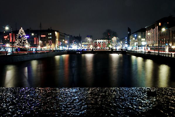 포토 JPG 해외이미지 나무 여행 크리스마스 비즈니스 건축양식 하늘 전등 사람없음 건물 빨간색 물 파란색 빛 강 도시풍경 반사 검은색 흰색 도시 시간 도심 야간 저녁 정사각형 스카이라인 해외202004 해외포토 자연요소 도형 식물 건축물 기념일 건축 컬러 조명 풍경 파일형식 이미지허브