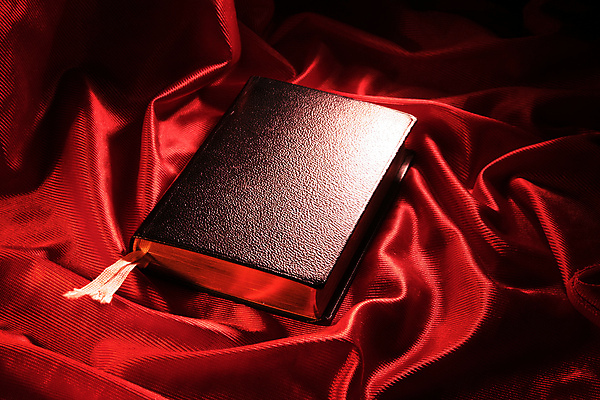 포토 JPG 해외이미지 교육 기독교 종교 종이 십자가 노래 사람없음 책 빛 햇빛 교회 믿음 성경 기도 오픈 예수 가장자리 닫기 인쇄 가죽 읽기 문서 증거 신성 복음 북마크 숭배 신앙심 충실 파멸 합창단 해외202004 해외포토 감정 음악 컨셉 종교용품 종교건축 모션 건물 태양 신_종교 그룹 둘레 합창 파일형식 소멸 이미지허브