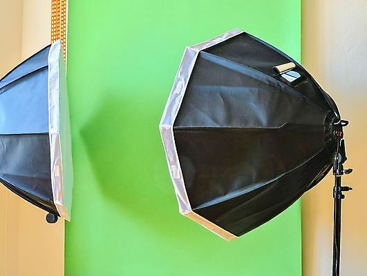 포토 JPG 해외이미지 직업 종이 벽 백그라운드 컨셉 우산 직장 실내 사람없음 내부 세로 초록색 빛 우주 사진촬영 공백 방 장비 램프 점 작업실 슛 스포트라이트 삼각대 빛망울 반사경 외양간 카피스페이스 해외202004 해외포토 컬러 회사 조명 촬영 파일형식이미지허브 