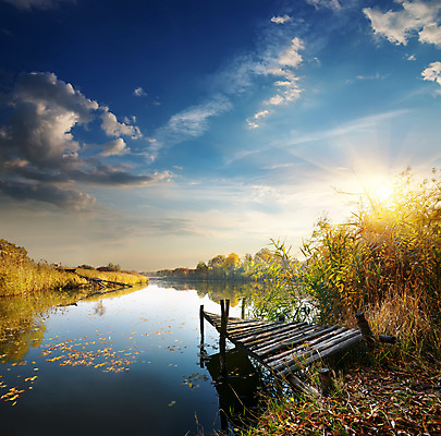 포토 JPG 해외이미지 주간 구름 호수 자연 하늘 사람없음 야외 햇빛 가을풍경 맑음 가을 나루터 우크라이나 해외202004 해외포토 자연요소 계절 유럽 날씨 풍경 태양 항구 생태계 파일형식 가을_계절 이미지허브