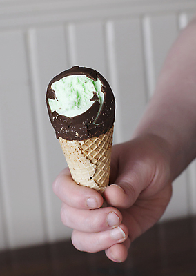 포토 JPG 해외이미지 계절 음식 백그라운드 다이어트 재료 부분 아이스크림 디저트 사람없음 초록색 식당 냉동 우유 추위 대접 신선 우아함 달콤 맛 상품 매끈함 시원함 설탕 먹기 민트 크림 메뉴 국자 준비 서빙 칼로리 원뿔 영양분 해로움 솔깃 해외202004 해외포토 도형 컬러 컨셉 모션 주방용품 유제품 건강 상점 감각 허브 파일형식 이미지허브
