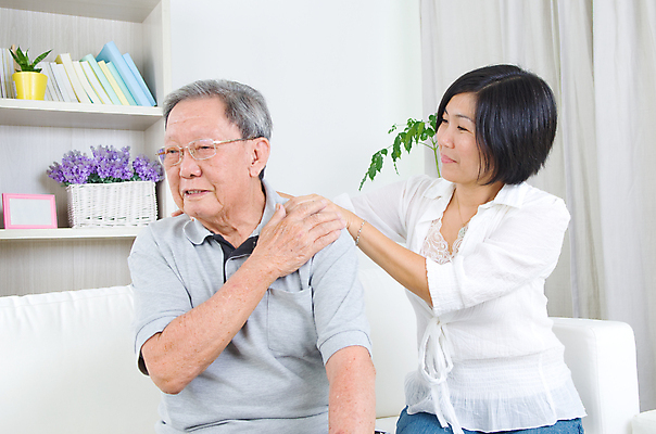 포토 JPG 해외이미지 라이프스타일 손 여자 노년 남자 딸 상의 신체 가족 근육 스트레스 주택 실내 건강 사람 앉기 동양인 성인 두명 치료 소파 중국 고통 환자 의사 마사지 도움 아빠 지압 은퇴 어깨 목 문제 동쪽 돌봄 물리치료 물리치료사 옛날 치료사 해외202004 해외포토 직업 옷 감정 아시아 컨셉 의자 의학 관계 모션 인종 내부 건물 생활 신체부위 의료진 방향 파일형식 이미지허브