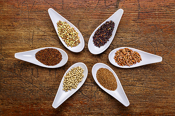 포토 JPG 해외이미지 곡류 실내 건강 사람없음 하이앵글 숟가락 메밀 건강식 나무탁자 퀴노아 해외202004 해외포토 음식 뷰포인트 식재료 탁자 수저 내부 파일형식 이미지허브