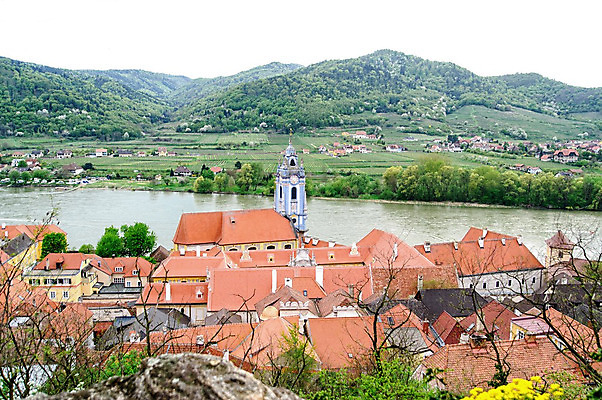 포토 JPG 해외이미지 구름 외관 유럽 여행 건축양식 하늘 지붕 산 사람없음 야외 건물 가로 물 여름 강 교회 마을 봄 오스트리아 재산 언덕 포도밭 지역 타운 다뉴브강 해외202004 해외포토 자연요소 건축물 계절 건축 나라 밭 종교건축 금융 도시 파일형식 이미지허브