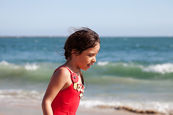 포토 JPG 해외이미지 백인 여자 수영복 행복 어린이 모래 파도 바다 장난 가족 자연 놀이 휴가 건강 한명 사람 인종 야외 빨간색 물 여름 달리기 운동 봄 젖음 흰색 작음 땅 흥분 해외202004 해외포토 자연요소 서양인 1 옷 계절 감정 컬러 관계 모션 크기 생태계 파일형식 이미지허브