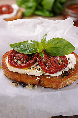 포토 JPG 해외이미지 그릇 접시 음식 빵 조각 토마토 부분 치즈 건조 샌드위치 건강 사람없음 옆모습 식사 저녁식사 튀김 양념 조미료 아침식사 자르기 향신료 두부 토스트 소금 후추 바질 덩어리 점심식사 당뇨병 배급 브루스케타 저칼로리 탄수화물 해외202004 해외포토 식기 뷰포인트 채소 모션 유제품 질병 향미료 파일형식 이미지허브