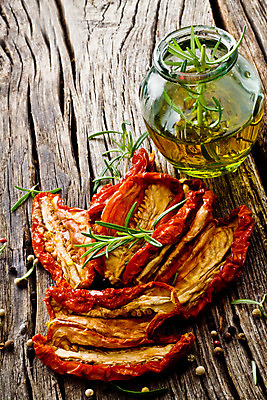 포토 JPG 해외이미지 토마토 채소 건조 사람없음 목재 빨간색 시골 로즈메리 해외202004 해외포토 나무 컬러 재료 허브 파일형식 이미지허브