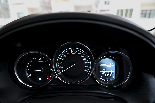 포토 JPG 해외이미지 디자인 여행 백그라운드 창문 자동차 사람없음 내부 빛 판넬 바퀴 야간 속도 계기판 제어 해외202004 해외포토 자연요소 육상교통 파일형식 이미지허브