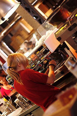 포토 JPG 해외이미지 직업 산업 커피 음료 음식 비즈니스 콩 사람없음 컵 갈색 금속 주방 식당 검은색 기계 이탈리아 카페 신선 바 뜨거움 황금 닫기 아침식사 아로마 슛 바리스타 에스프레소 더블 해외202004 해외포토 식기 유럽 컬러 모션 재질 곡류 상점 식사 파일형식 이미지허브