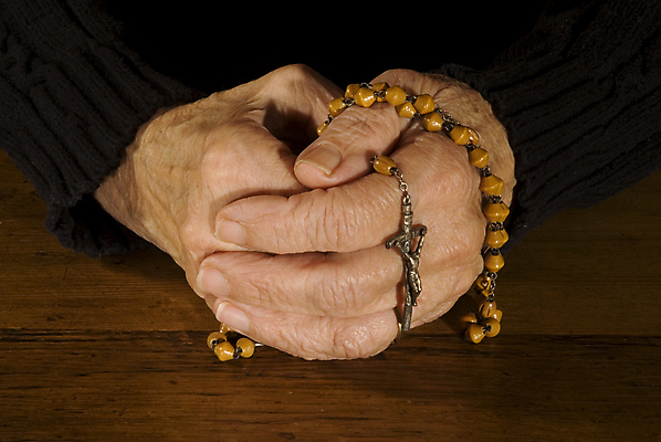 포토 JPG 해외이미지 할아버지 종교 할머니 십자가 탁자 휴식 피곤 관리 사람 사람없음 목재 검은색 성경 기도 죽음 반지 예수 주름 황금 손톱 은퇴 집중 피부 심플 묵주 언니 옛날 평야 해외202004 해외포토 나무 손 여자 노년 남자 컬러 가구 컨셉 재료 장신구 종교용품 가족 자연 신체부위 신_종교 자매 파일형식 이미지허브