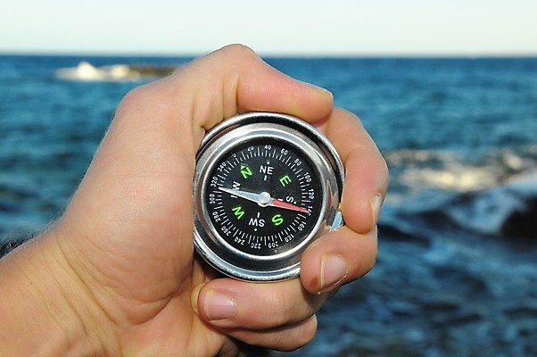 포토 JPG 해외이미지 손 남자 도로 바다 여행 백그라운드 컨셉 지도 비즈니스 가이드 화살 아이디어 사람없음 금속 장비 탐험 수확 공구 잡기 선택 위험 나침반 방향 사인 검색 투자 위치 북쪽 동쪽 네비게이션 남쪽 경도 방법 서쪽 오리엔테이션 원정 위도 지리 해외202004 해외포토 직업 길 농업 교통시설 모션 재질 사람 신체부위 도구 파일형식 이미지허브