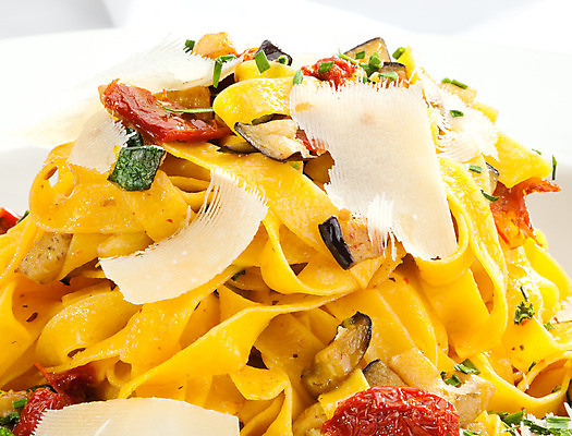 포토 JPG 해외이미지 전통 접시 음식 토마토 재료 가지 치즈 파스타 파슬리 건강 스파게티 육류 요리 사람없음 빨간색 초록색 노란색 식사 저녁식사 이탈리아 흰색 신선 면 맛 지중해 허브 국수 유기농 올리브 후추 바질 점심식사 고립 주키니 채식주의자 페투치네 해외202004 해외포토 식물 식기 웰빙 열매 유럽 바다 컬러 컨셉 채소 식재료 유제품 서양음식 면류 향신료 채식 파스타면 파일형식 이미지허브