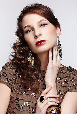 포토 JPG 해외이미지 백인 모델 라이프스타일 헤어스타일 손 여자 유럽 장신구 팔찌 갈색머리 한명 사람 갈색 유행 회색 터치 흰색 반지 화려 보석 목 스타일 해외202004 해외포토 서양인 1 나라 컬러 컨셉 생활 신체부위 광석 파일형식 이미지허브