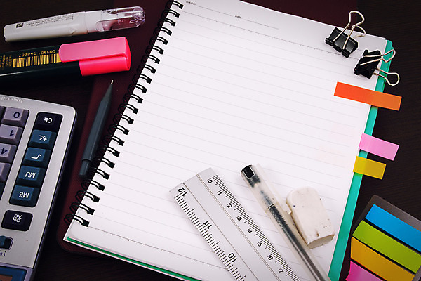 포토 JPG 해외이미지 직업 학생 라이프스타일 종이 장신구 학교 탁자 아이디어 자 사람없음 목재 책 세트 컬러풀 사무실 알약 연필 펜 쪽지 교사 공책 공백 계산기 업무 수학 정상 편지지 책상 준비 지우개 정사각형 클립 각도 지역 비서 바인더 나누기 인기 캘리퍼스 공급 강조 해외202004 해외포토 도형 나무 교육 컬러 가구 컨셉 비즈니스 재료 교과목 문구용품 학용품 생활 필기구 약 사무용품 장비 공구 작업 편지 파일형식 이미지허브