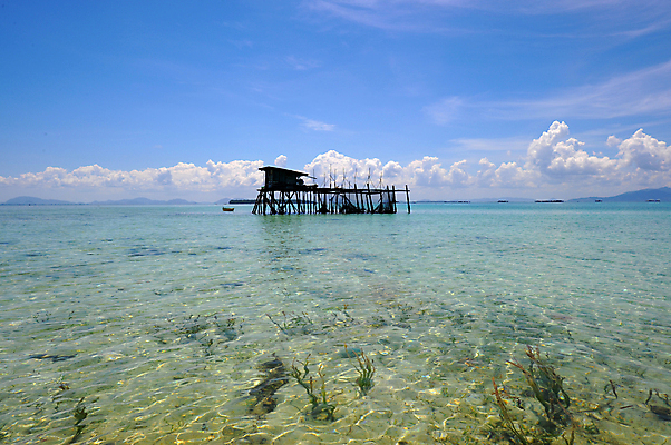 포토 JPG 해외이미지 구름 전통 아시아 문화 바다 섬 여행 자연 하늘 주택 동양인 풍경 사람없음 야외 목재 물 파란색 마을 시골 보트 가난 말레이시아 집시 해외202004 해외포토 자연요소 나무 나라 컬러 컨셉 배_교통 재료 인종 건물 생태계 파일형식 이미지허브
