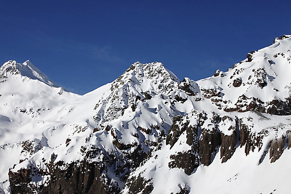 포토 JPG 해외이미지 계절 스포츠 여행 겨울 자연 하늘 스키 산 풍경 사람없음 파란색 빛 햇빛 태양 얼음 추위 안개 흰색 스노우보드 고도 빙하 서리 알프스 눈보라 뿌연 절정 눈내림 해외202004 해외포토 자연요소 유럽 컬러 날씨 겨울스포츠 눈_날씨 보드_스포츠 생태계 파일형식 이미지허브