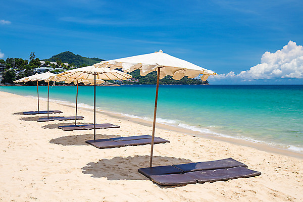 포토 JPG 해외이미지 모래 파도 바다 섬 여행 백그라운드 우산 태국 자연 하늘 휴가 휴식 그림자 사람없음 야외 물 여름 파란색 모래사장 햇빛 태양 노란색 맑음 침묵 흰색 뜨거움 보호 휴양지 양산 가림막 파라다이스 푸켓 수평선 해외202004 해외포토 자연요소 계절 아시아 컬러 컨셉 날씨 소리 장소 생태계 파일형식 이미지허브