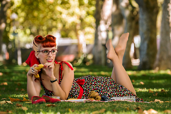 포토 JPG 해외이미지 나무 드레스 공원 여자 포즈 과일 자연 한명 야외 10대 초록색 소풍 바구니 정원 봄 그늘 심플 빨간머리 내추럴 해외202004 해외포토 식물 1 헤어스타일 옷 계절 공공시설 컬러 청소년 사람 야외활동 생태계 파일형식 이미지허브