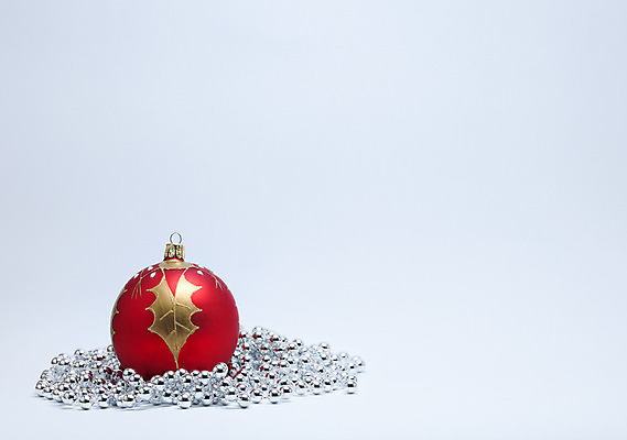 포토 JPG 해외이미지 백그라운드 잎 크리스마스 목걸이 공 사람없음 장식 빨간색 축제 장식볼 흰색 황금 은색 고립 해외202004 해외포토 식물 기념일 컬러 장신구 파일형식 이미지허브