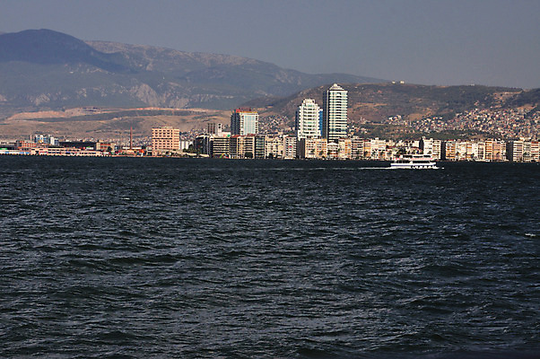 포토 JPG 해외이미지 구름 바다 여행 지붕 파노라마 사람없음 가로 물 여름 울타리 램프 도시 만 조경 타운 칠면조 비용 해외202004 해외포토 자연요소 계절 조류 조명 촬영기법 경제 담장 파일형식 이미지허브