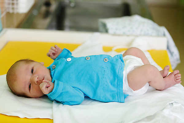 포토 JPG 해외이미지 전신 백인 손 병원 사랑 한명 사람 옆모습 눕기 침대 아기 신생아 신생아실 해외202004 해외포토 서양인 1 감정 뷰포인트 가구 의학 모션 신체부위 파일형식 이미지허브