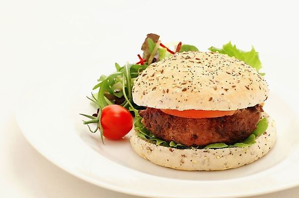 포토 JPG 해외이미지 접시 방울토마토 패스트푸드 실내 사람없음 샐러드 햄버거 인스턴트 정크푸드 흰배경 해외202004 해외포토 식기 음식 백그라운드 토마토 내부 흰색 파일형식 이미지허브