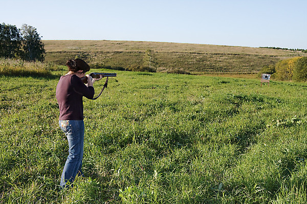 포토 JPG 해외이미지 1 여자 스포츠 자연 한명 사람 성인 야외 총 가을 목표 숲 발사 사냥 조준 사냥꾼 엽총 해외202004 해외포토 직업 계절 무기 컨셉 생태계 파일형식 이미지허브