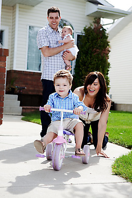 포토 JPG 해외이미지 전신 백인 라이프스타일 여자 남자 딸 행복 아들 어린이 가족 놀이 엄마 남편 주택 함께함 사람 소년 여러명 성인 야외 여름 부모 자전거 아기 아내 가르침 아빠 승차 순환 걸음마 해외202004 해외포토 서양인 계절 교육 감정 다수 컨셉 관계 모션 건물 생활 바이크 파일형식 이미지허브