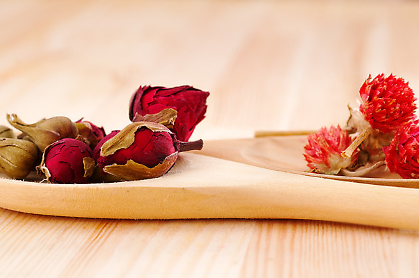 포토 JPG 해외이미지 꽃잎 실내 근접촬영 사람없음 나무숟가락 찻잎 드라이플라워 나무배경 해외202004 해외포토 꽃 뷰포인트 백그라운드 내부 차_음료 숟가락 파일형식 이미지허브