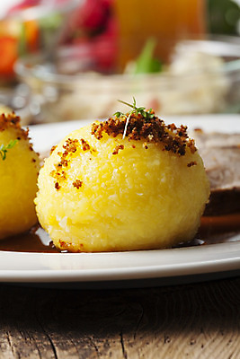 포토 JPG 해외이미지 전통 접시 유럽 음식 백그라운드 유리 감자 맥주 육류 돼지고기 요리 사람없음 옆모습 노란색 주방 식사 샐러드 튀김 흰색 신선 원형 닫기 밀 굽기 슛 광택 체코 폭식 경단 삶기 바이에른사람 해외202004 해외포토 도형 식기 나라 뷰포인트 컬러 채소 식재료 모션 재질 곡류 주류 구이 파일형식 이미지허브