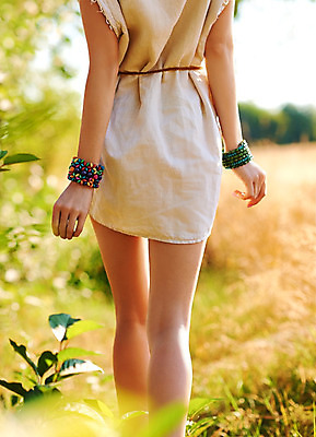 포토 JPG 해외이미지 백인 셔츠 밭 자연 하늘 휴식 한명 사람 야외 정원 맑음 화목 꿈 숲 보케 히피 카피스페이스 해외202004 해외포토 서양인 1 컨셉 상의 농업 날씨 공백 생태계 파일형식 이미지허브