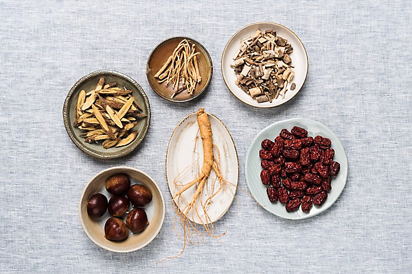 포토 JPG 스튜디오촬영 접시 한식 식재료 재료 여름음식 실내 건강 사람없음 여름 인삼 밤 대추 보양식 삼계탕 감초 오가피 황기 제철음식 국내포토 식기 계절 음식 내부 견과류 한약재 삼 몸보신 제철 파일형식 여름_계절