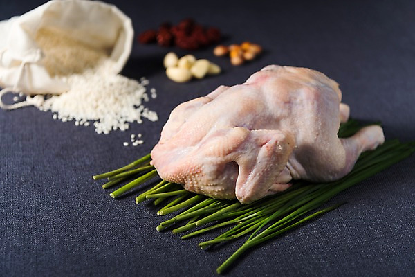 포토 JPG 스튜디오촬영 한식 식재료 여름음식 실내 건강 마늘 사람없음 아웃포커스 여름 쌀 대추 보양식 삼계탕 부추 생닭 은행열매 제철음식 국내포토 계절 열매 음식 채소 곡류 촬영기법 내부 닭 몸보신 제철 파일형식 여름_계절