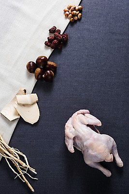 포토 JPG 스튜디오촬영 한식 여름음식 실내 건강 사람없음 여름 밤 대추 보양식 삼계탕 생닭 헛개나무 황기 은행열매 제철음식 국내포토 계절 열매 음식 내부 견과류 한약재 닭 몸보신 제철 파일형식 여름_계절