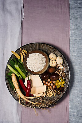 포토 JPG 스튜디오촬영 접시 한식 고추 여름음식 실내 건강 사람없음 여름 쌀 인삼 밤 대추 보양식 삼계탕 잣 대파 감초 오가피 헛개나무 은행열매 제철음식 국내포토 식기 계절 열매 음식 채소 곡류 내부 견과류 한약재 삼 파 몸보신 제철 파일형식 여름_계절