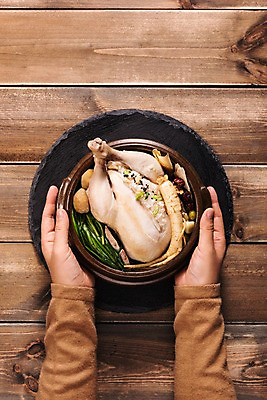 포토 JPG 스튜디오촬영 손 한식 여름음식 실내 건강 신체부위 여름 쌀 인삼 밤 뚝배기 대추 보양식 삼계탕 부추 헛개나무 은행열매 제철음식 국내포토 계절 열매 음식 채소 곡류 사람 내부 견과류 한약재 삼 몸보신 제철 파일형식 여름_계절