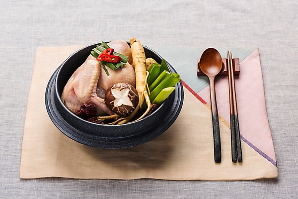 포토 JPG 스튜디오촬영 한식 젓가락 여름음식 실내 건강 사람없음 여름 숟가락 버섯 식탁보 인삼 뚝배기 대추 보양식 삼계탕 부추 대파 제철음식 국내포토 계절 음식 채소 수저 내부 삼 파 몸보신 제철 파일형식 여름_계절