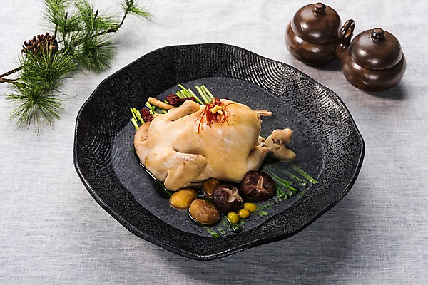 포토 JPG 스튜디오촬영 그릇 한식 여름음식 실내 건강 사람없음 여름 버섯 밤 양념통 솔방울 보양식 솔잎 삼계탕 부추 잣 은행열매 제철음식 국내포토 식기 계절 열매 음식 잎 채소 통 내부 견과류 양념 몸보신 제철 파일형식 여름_계절