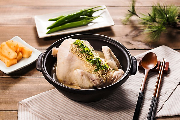 포토 JPG 스튜디오촬영 한식 젓가락 고추 여름음식 실내 건강 사람없음 여름 숟가락 깍두기 뚝배기 보양식 삼계탕 대파 들깨 제철음식 국내포토 계절 음식 채소 김치 수저 내부 깨 파 몸보신 제철 파일형식 여름_계절