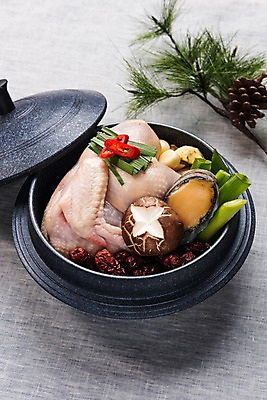 포토 JPG 스튜디오촬영 한식 여름음식 실내 건강 사람없음 여름 버섯 밤 뚝배기 솔방울 보양식 전복 삼계탕 부추 대파 제철음식 국내포토 계절 음식 채소 어패류 내부 견과류 파 몸보신 제철 파일형식 여름_계절