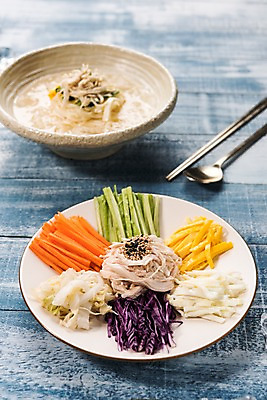 포토 JPG 스튜디오촬영 한식 채소 젓가락 여름음식 실내 건강 사람없음 여름 숟가락 닭고기 국수 보양식 제철 초계국수 제철음식 국내포토 계절 음식 수저 육류 내부 면류 몸보신 파일형식 여름_계절