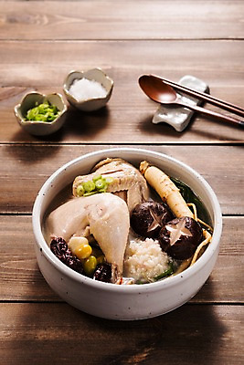 포토 JPG 스튜디오촬영 한식 젓가락 여름음식 실내 건강 사람없음 여름 숟가락 버섯 쌀 인삼 대추 보양식 삼계탕 은행열매 제철음식 국내포토 계절 열매 음식 곡류 수저 내부 삼 몸보신 제철 파일형식 여름_계절