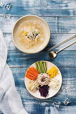 포토 JPG 스튜디오촬영 한식 채소 젓가락 여름음식 실내 건강 사람없음 여름 숟가락 닭고기 보양식 제철 초계국수 제철음식 국내포토 계절 음식 수저 육류 내부 국수 몸보신 파일형식 여름_계절