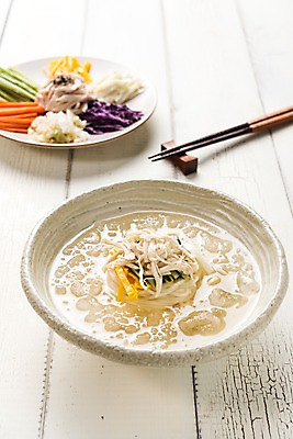 포토 JPG 스튜디오촬영 한식 젓가락 여름음식 실내 건강 사람없음 여름 보양식 제철 초계국수 제철음식 국내포토 계절 음식 수저 내부 국수 몸보신 파일형식 여름_계절