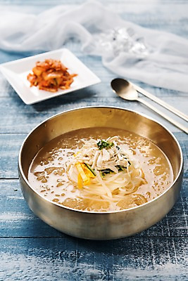 포토 JPG 스튜디오촬영 한식 젓가락 여름음식 김치 실내 건강 사람없음 여름 숟가락 보양식 제철 초계국수 제철음식 국내포토 계절 음식 수저 내부 국수 몸보신 파일형식 여름_계절