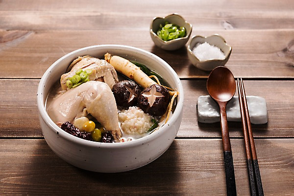 포토 JPG 스튜디오촬영 한식 젓가락 여름음식 실내 건강 사람없음 여름 숟가락 버섯 쌀 인삼 대추 보양식 삼계탕 은행열매 제철음식 국내포토 계절 열매 음식 곡류 수저 내부 삼 몸보신 제철 파일형식 여름_계절